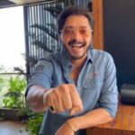 Shreyas Talpade Instagram - Aao twist kare! Send me your versions of this super cool tongue twister and the best ones will be featured on my story use #TongueTwistWithLakhan! . . Sab ke Saath SAB pe milo sabke favorite Lakhan ko Lakhan milega sabko SAB pe kyunki SAB sab ka favorite hai aur SAB pe sab ka sabse favorite hai Lakhan Isilye toh on public demand wapas aagaya hai Mon-Fri shaam ko Paanch baje SAB TV pe My Name Ijj Lakhan! . . Oh and did i mention My Name Ijj Lakhan is back Mon-Fri 5 PM only on Sony @sabtv @paritosh.painter @esharkansara @iamparmeetsethi @archanapuransingh @deekshaksonalkar @pawansingh226 @officialkaanchan_pagare @ribbhu.mehra_djribz @s_narvekar1954