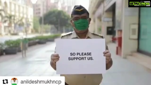 Shreyas Talpade Instagram - The authorities in general & the Police in particular are doing a fantastic job...working day & night to keep us safe by putting their own life in danger. But there are still some people who not only try to break the rules but also give ‘Gyaan’ on what they should n shouldn’t do. I sincerely request them to stop doing both & listen to what the Police are saying. Let’s help them #savelives #stayindoors #Repost @anildeshmukhncp (@get_repost) ・・・ आपण आपल्या घरात कुटुंबियांची काळजी घेत दोन महिन्यांचा किराणा घेण्यात 'व्यस्त' होता तेव्हा पोलीसच कुठलाही अनुचित प्रकार घडू नये म्हणून रस्त्यावर जागता पहारा देत होते. कोरोना विषाणूच्या लागणची भीती त्यांना वाटत नसेल का ? त्यांना वाटत नसेल का, की घरी जाऊन मुलांसह आपणही इतरांप्रमाणे खेळावं ? शेवटी पोलीस पण माणूस आहे.…. !