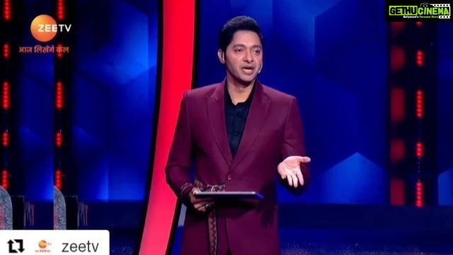 Shreyas Talpade Instagram - "Aisa to aadmi life mein doich time bolta hai. #MindWars ka race ho, yaa Shreyas ke saath chase ho. Tum kisliye bolta hai bhai?β Catch these young minds only on ZeeTV every Sunday 10 AM Hainn π #Repost @zeetv (@get_repost) γ»γ»γ» These wiz kids just keep on blowing our minds!π§ π Watch #MindWars this Sunday at 10 AM only on #ZeeTV. @shreyastalpade27