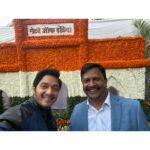Shreyas Talpade Instagram - So honoured to be a part of the best in the world 25th Annual Flower Show hosted every year by the Brihanmumbai Municipal Corporation. You were very warm and kind Mr. Jitendra V Pardeshi (Superintendent of Gardens & Trees Officer) to walk me through the flower show and do I have to mention my favorite bit was the Gateway of India...no not real one, the floral Gateway that was made🤗 Turly a Sunday spent well!