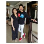 Shreyas Talpade Instagram - Find someone who looks at you the same way Pacman is looking at @deeptitalpade 👻👀
