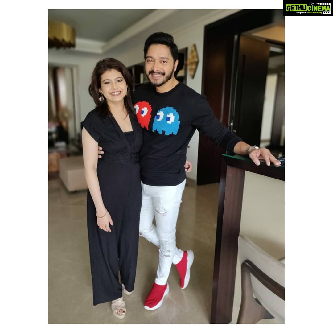 Shreyas Talpade Instagram - Find someone who looks at you the same way Pacman is looking at @deeptitalpade 👻👀