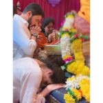 Shreyas Talpade Instagram - The ONE ritual that I do not miss. The vibe the love and the energy around The Lord is mesmerising. ❤🌺 Bola गणपति बाप्पा मोरया। Lal Bag Cha Raja