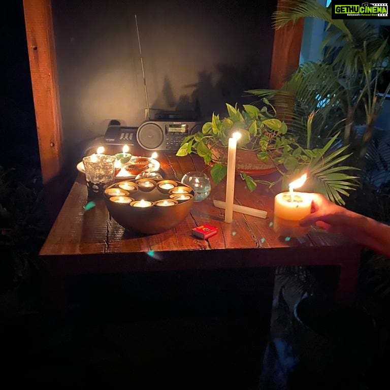 Shreyas Talpade Instagram - Hang on...this too shall pass! In this to show solidarity to my Nation, to my Hon. PM Shri. @narendramodi ji and all the people who are relentlessly working for saving lives & giving us all the essential services. Would also like to take this opportunity to say that our population is not our weakness, it is our strength. We have a strong population, an intelligent population and the youngest population. If we have discipline & a little patience to see this through, then I am very sure that nothing can stop us from being a superpower. More power to our leader, PM Narendra Modi Ji. #InThisTogether #9PM9Minutes #stayhomestaysafe