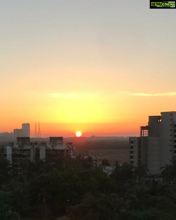 Shreyas Talpade Instagram - COVID-19 is surely a demon right now...but look at this side of Mumbai! I know that this thing that has happened is not good but again it's been a while since I have seen our city at such peace and serenity...much love🧡 #StaySafe #SocialDistancing will help.
