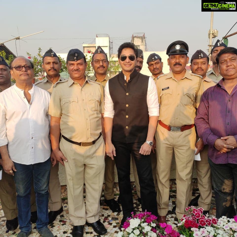 Shreyas Talpade Instagram - Celebrating 71st Republic Day with @my_bmc officials, Police officers & kids from the best Ward - Andheri K-West Ward. #happyrepublicday