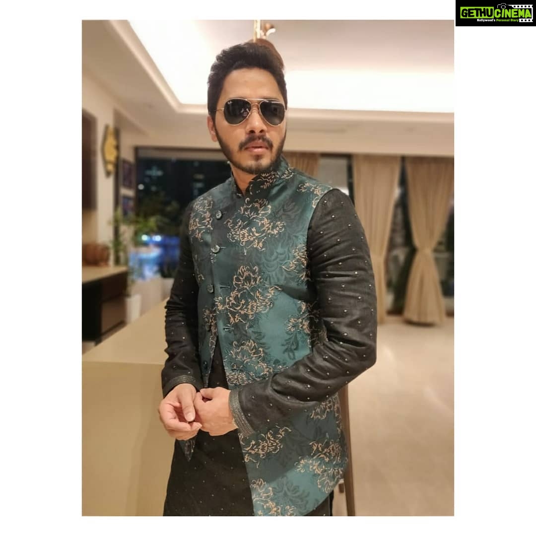 Shreyas Talpade Instagram - Kem Cho? Majama? In outfit by @iamtarunbarot @donandjulio Styled by @riddhigandhi308 . . #navratri #navratri2019