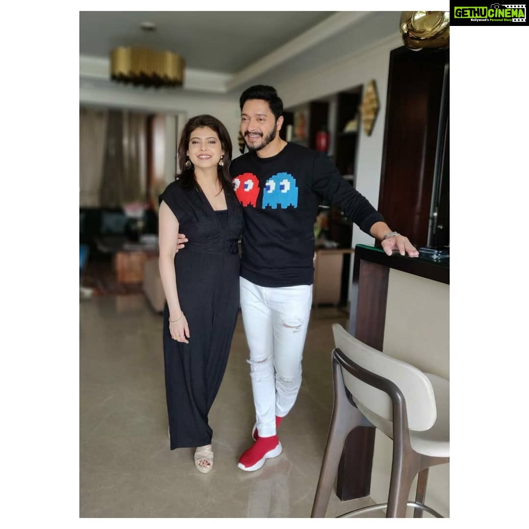 Shreyas Talpade Instagram - Find someone who looks at you the same way Pacman is looking at @deeptitalpade 👻👀