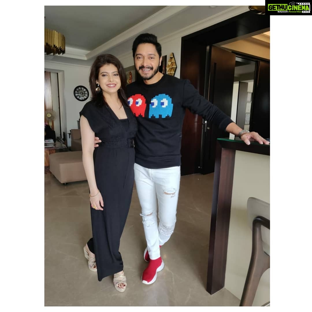 Shreyas Talpade Instagram - Find someone who looks at you the same way Pacman is looking at @deeptitalpade 👻👀