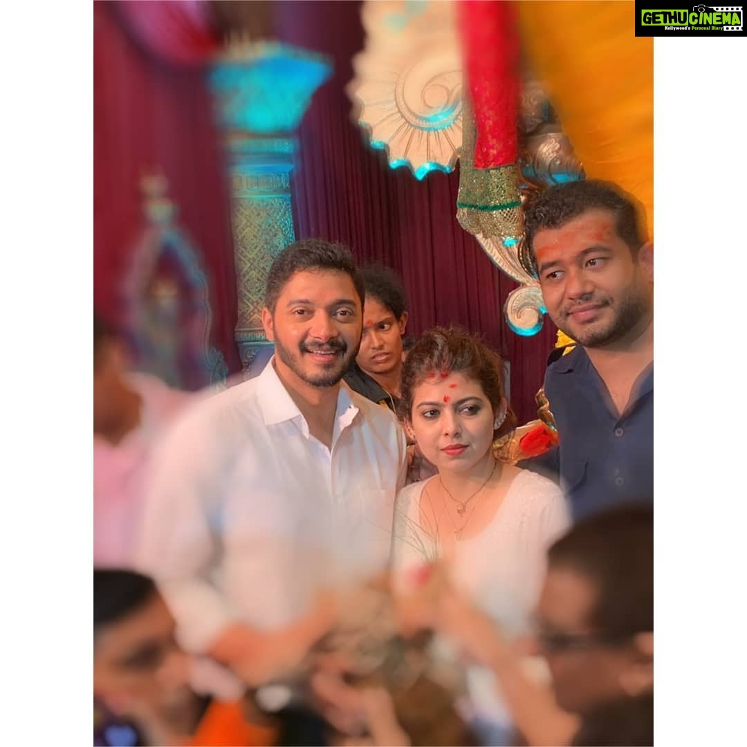 Shreyas Talpade Instagram - The ONE ritual that I do not miss. The vibe the love and the energy around The Lord is mesmerising. ❤🌺 Bola गणपति बाप्पा मोरया। Lal Bag Cha Raja