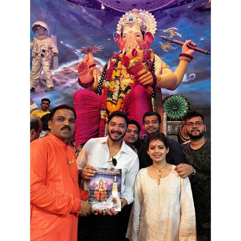 Shreyas Talpade Instagram - The ONE ritual that I do not miss. The vibe the love and the energy around The Lord is mesmerising. ❤🌺 Bola गणपति बाप्पा मोरया। Lal Bag Cha Raja