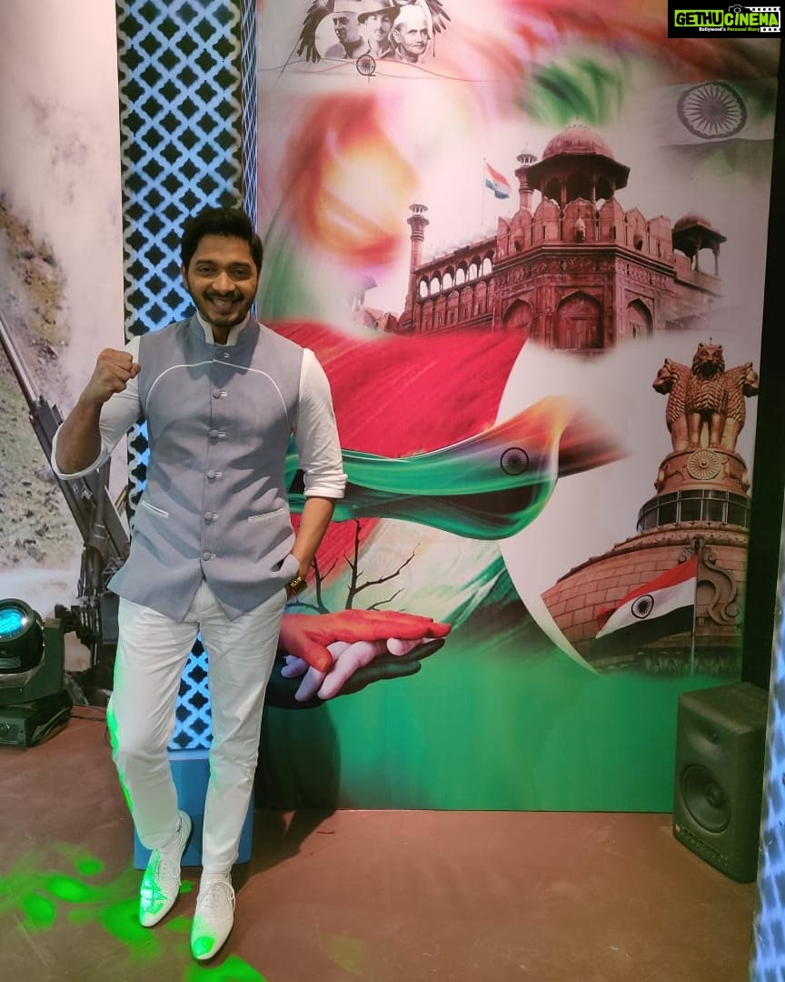 Shreyas Talpade Instagram - भारत जमीन का टुकड़ा नहीं, जीता जागता राष्ट्रपुरुष है। हिमालया मस्तक है, कश्मीर किरीट है, पंजाब और बंगाल दो विशाल कंधे हैं। पूर्वी और पश्चिम घाट दो विशाल जंघायें हैं। कन्याकुमारी इसके चरण हैं, सागर इसके पग पखारता है। यह चंदन की भूमि है, अभिनन्दन की भूमि है, यह तर्पण की भूमि है, यह अर्पण की भूमि है। इसका कंकर-कंकर शंकर है, इसका बिंदु-बिंदु गंगाजल है। हम जियेंगे तो इसके लिये मरेंगे तो इसके लिये। - अटल बिहारी वाजपेयी Jai Hind🇮🇳 #HappyIndependenceDay #स्वतंत्रतादिवस