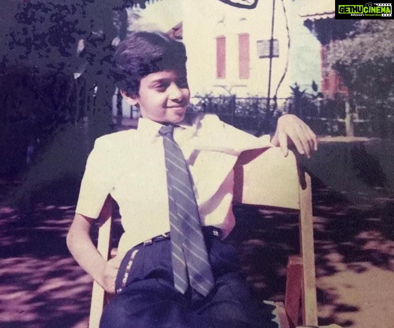 Shreyas Talpade Instagram - Bachpan se style bhai, bole toh Shreyas Anil Talpde pura naam... Attitude toh aisa hai maano bol dega “Bolo Bhagwan kya ichchaa hai tumhari”. . . #1987 #MamuKiShaadi #Baroda #saturdaystyle #saturdayvibes