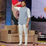 Shreyas Talpade Instagram - It's not everyday that you get a chance to narrate the stories of some of the greatest Army men who served during #kargil. Hearing their stories make me feel small and makes me wonder how little we do for our country. Saluting the bravery of all the men and their families who supported them. Today on #kargilvijaydivas I salute you for the courage and strength you possess! Jai Hind 🇮🇳