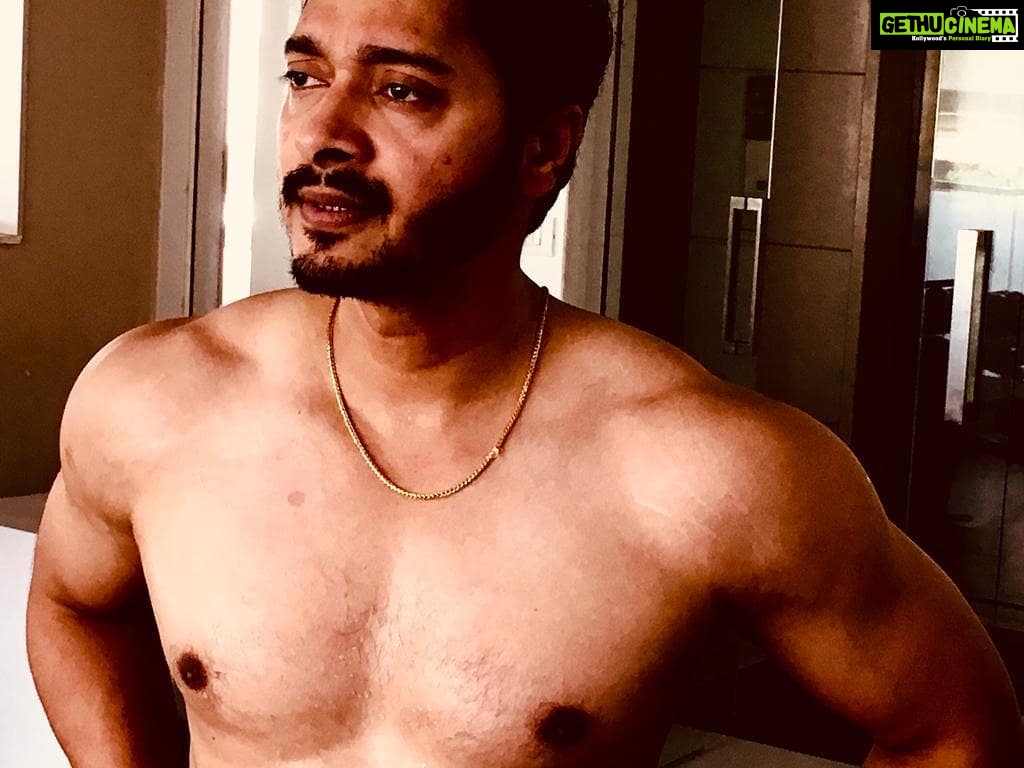 Shreyas Talpade Instagram - Either you run the day or the day runs you. 💪 🔥 #MondayMotivation