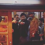 Shreyas Talpade Instagram - Let me begin by thanking the captain of the ship @setterashwini sir. Big big thank you to you. I always wanted to play a character out of my comfort zone, something that can challenge me something that satisfy the actor in me. It takes an army to get you ready for a character as grey as Apurva and my army was Ashwini ji...This was us prepping for the climax shot... और जैसे हमारे डायरेक्टर साहब बोलते हैं, "करेले जैसा कड़वा और सोने जैसा खरा है तू, तेरा क्या करें रे अपूर्वा". I hope you love the character as much as I enjoyed performing it❤️🙏🏻 Love and Gratitude always. #appreciationpost #Setters #BTS @settersthefilm
