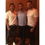 Shreyas Talpade Instagram - Look who blessed us today!!! The legend himself @gurdasmaanjeeyo sir🙌🏻 #DelhiPromotions @settersthefilm @aftabshivdasani