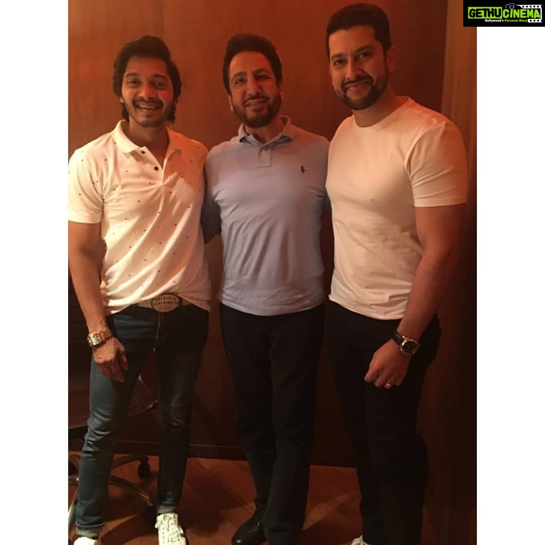 Shreyas Talpade Instagram - Look who blessed us today!!! The legend himself @gurdasmaanjeeyo sir🙌🏻 #DelhiPromotions @settersthefilm @aftabshivdasani