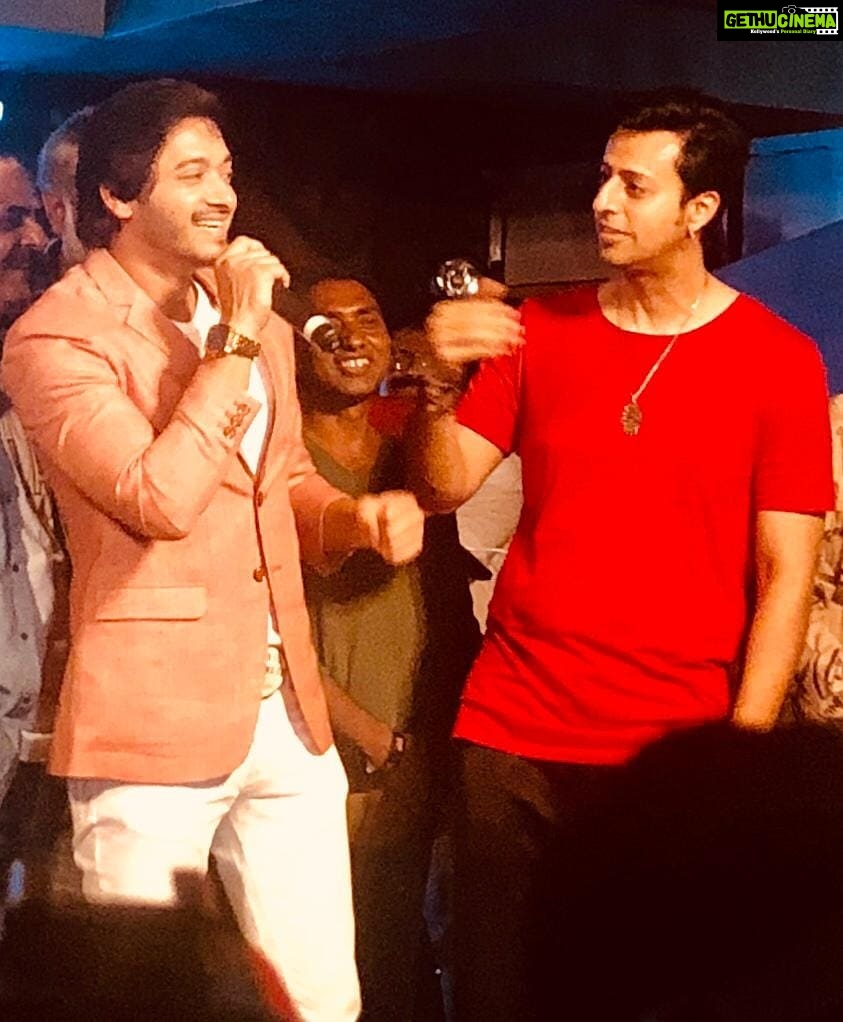 Shreyas Talpade Instagram - The ‘Aashayein’ moment at the music launch of ‘Setters’. So happy to collaborate with these two genius brothers @salimsulaimanmusic #AboutLastNight at the #Setters Music Launch . . . @lovelyfilmsprod @manivikash1 @dhoopashwini @aftabshivdasani @actorvijayraaz @cinematicsindia @sonnalliseygall @ishidutta @salimmerchant @sulaiman.merchant @manurishichadha @anilcharanjeett @neerajsood2006 #JameelKhan @settersthefilm #PawanMalhotra @nh_studioz @settersthefilm @raftaarmusic @sukhwindersinghofficial @zeemusiccompany