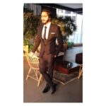 Shreyas Talpade Instagram - Tonight in @ciinnamonbya.k for #FilmfareAwards Makeup - @rakesh_makeup Hair - @kartick_536 Eyewear courtesy - @pavarottieyewear . . . Thank you Amrish for making me look dapper🙏🏻