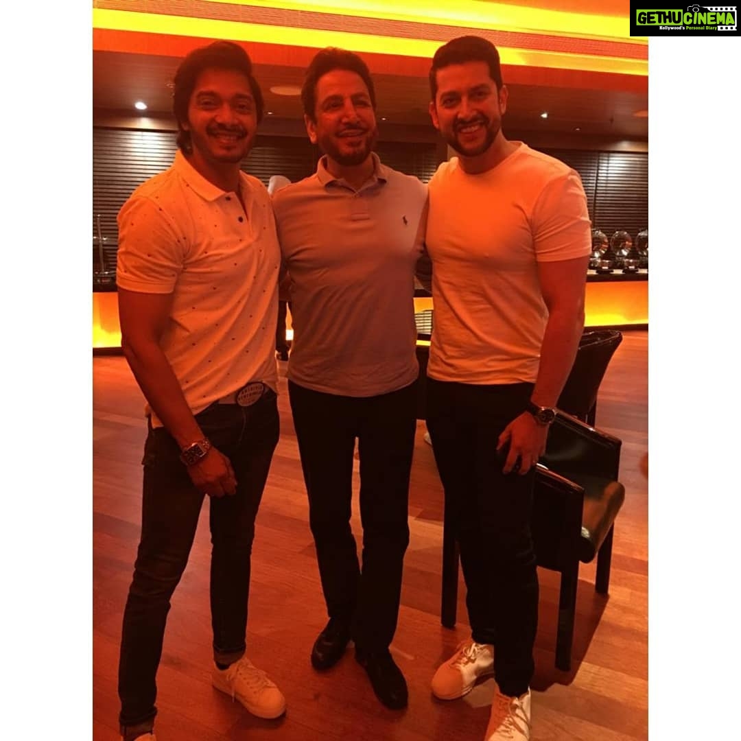 Shreyas Talpade Instagram - Look who blessed us today!!! The legend himself @gurdasmaanjeeyo sir🙌🏻 #DelhiPromotions @settersthefilm @aftabshivdasani