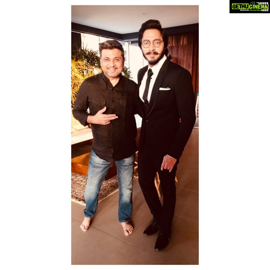 Shreyas Talpade Instagram - Tonight in @ciinnamonbya.k for #FilmfareAwards Makeup - @rakesh_makeup Hair - @kartick_536 Eyewear courtesy - @pavarottieyewear . . . Thank you Amrish for making me look dapper🙏🏻