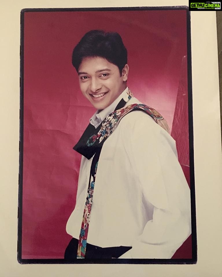 Shreyas Talpade Instagram - Throwback to the time when I thought a tie thrown as a scarf on a shirt looks sexy. Tie courtesy my big bro who had the money to buy it & was kind enough to lend it 😄😄. #ThrowbackThursday #FirstPhotoshoot