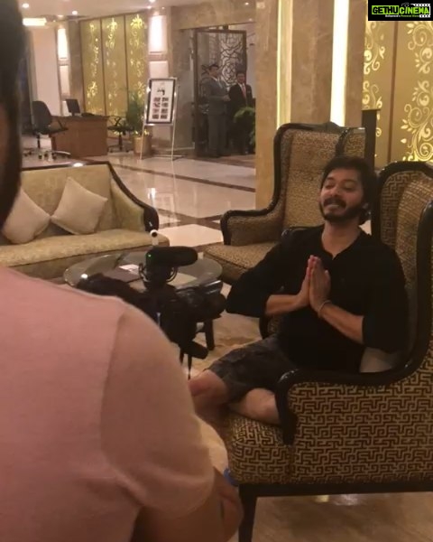 Shreyas Talpade Instagram - When your Diwali wishes end up embarrassing your Director. For the final cut keep watching @settersthefilm π Credits Embarrassed Director - @dhoopashwini Mimicking artist - @zeishanquadri Cameraman - @anilcharanjeett #SETTERS #HappyDiwali #Diwali2018