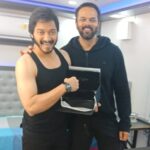 Shreyas Talpade Instagram - When your most favourite director gives you the most beautiful gift 🙌🏻 Love you @itsrohitshetty. You always know how to pamper your boiisss😅 #GolmaalXSimmba #Golmaal #Simmba #Gifts #Goodies #FranckMuller