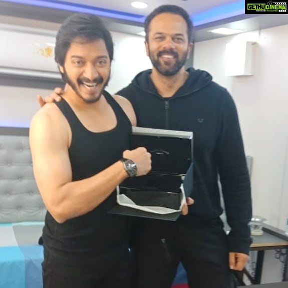 Shreyas Talpade Instagram - When your most favourite director gives you the most beautiful gift 🙌🏻 Love you @itsrohitshetty. You always know how to pamper your boiisss😅 #GolmaalXSimmba #Golmaal #Simmba #Gifts #Goodies #FranckMuller