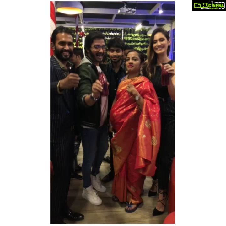 Shreyas Talpade Instagram - Ready. Set. Juice🥤😎 At @energyaddaa with @brunaabdullah @rahulvinakiya Energy Addaa