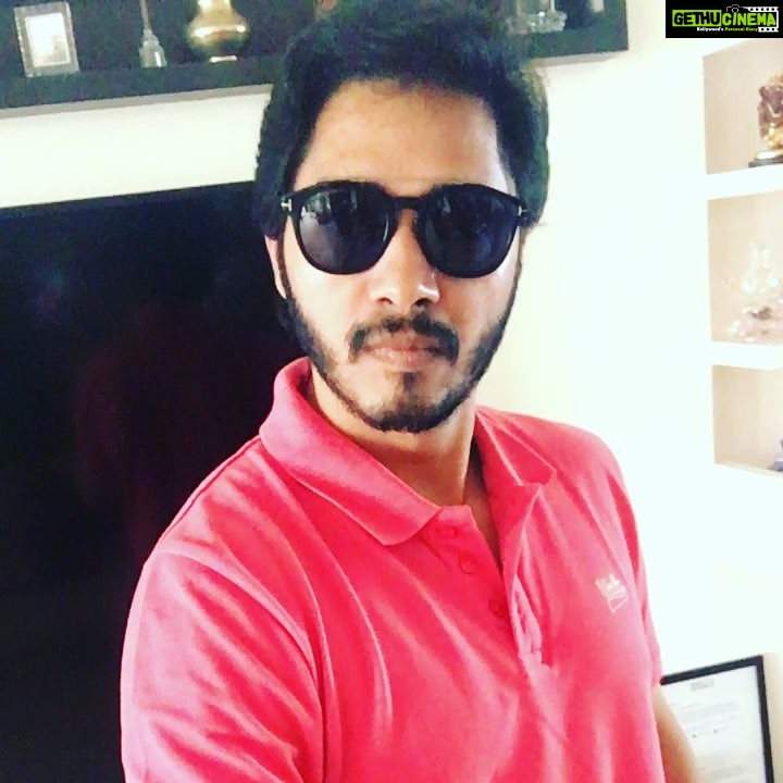 Shreyas Talpade Instagram - Challenge accepted #SayItLikeGovinda. We love you Chi Chi Bhaiyya @govinda_herono1 . I further nominate @khemster2 & @arshad_warsi #fryday @fukravarun