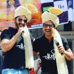 Shreyas Talpade Instagram - Sometimes a film becomes more than a film, it becomes an experience! #Baji is one such film. Made me do impossible things possible. One of the many things being a body transformation I couldn't have achieved in my dreams. Second would be telling a story which was close to my heart and third make freinds that became family 🤗 Here's to #Baji and the team who made this happen! #4YearsOfBaji #friendsforlife @nikmahajan @amrutakhanvilkar @jitendrajoshi27 @darmotionpictures