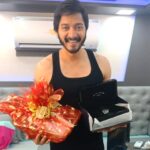 Shreyas Talpade Instagram – When your most favourite director gives you the most beautiful gift 🙌🏻 Love you @itsrohitshetty.
You always know how to pamper your boiisss😅 
#GolmaalXSimmba #Golmaal #Simmba #Gifts #Goodies #FranckMuller