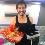 Shreyas Talpade Instagram - When your most favourite director gives you the most beautiful gift 🙌🏻 Love you @itsrohitshetty. You always know how to pamper your boiisss😅 #GolmaalXSimmba #Golmaal #Simmba #Gifts #Goodies #FranckMuller