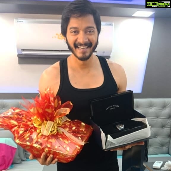 Shreyas Talpade Instagram - When your most favourite director gives you the most beautiful gift 🙌🏻 Love you @itsrohitshetty. You always know how to pamper your boiisss😅 #GolmaalXSimmba #Golmaal #Simmba #Gifts #Goodies #FranckMuller