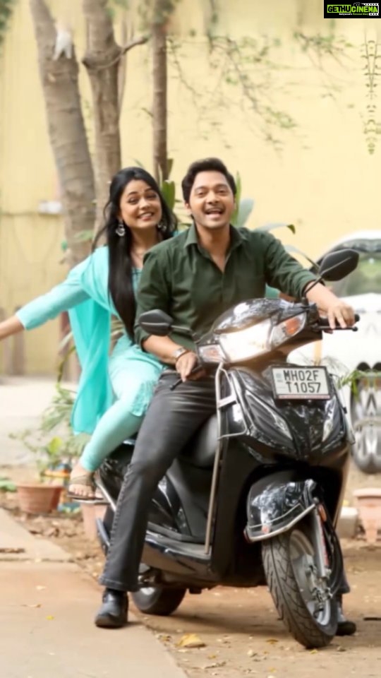 Shreyas Talpade Instagram - Mad girl & the guy on the scooty 🛵