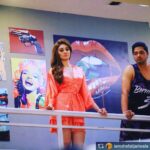 Shreyas Talpade Instagram - @iamshefalijariwala I am actually thinking how do I make this beautiful girl next to me laugh, just like the lady in the painting behind. So should I use the gun on top? But the bullet is in the lips next to that picture...so what do I do??? Repost from @iamshefalijariwala @TopRankRepost #TopRankRepost @shreyastalpade27 Why so serious!? #babycomenaa #altbalaji