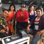 Shreyas Talpade Instagram - M I getting horny??? Errr sorry I mean HORNS. Y did I add the Y?? @iamshefalijariwala sudhar jaa. #OnSets #BabyComeNaa with @kikusharda @neethashetty_official & @farhadsamji @altbalaji