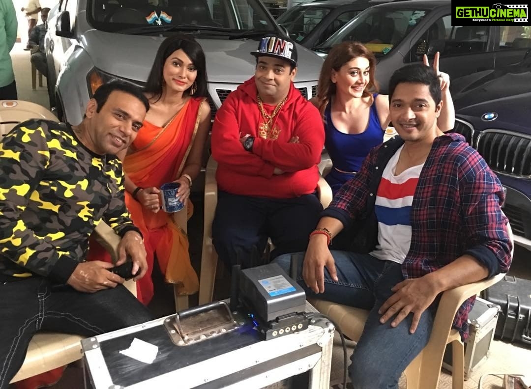 Shreyas Talpade Instagram - M I getting horny??? Errr sorry I mean HORNS. Y did I add the Y?? @iamshefalijariwala sudhar jaa. #OnSets #BabyComeNaa with @kikusharda @neethashetty_official & @farhadsamji @altbalaji