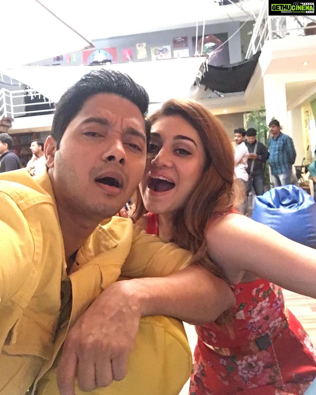 Shreyas Talpade Instagram - KAANTA LAGAAAAAAAA....On the sets of our new show #BabyComeNaa with the gorgeous @iamshefalijariwala. Catch it soon on @altbalaji.