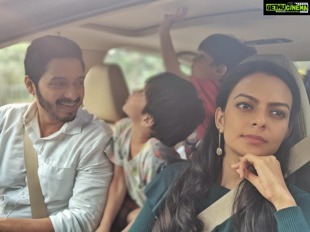Shreyas Talpade Instagram - Nope. Miss @biditabag & Me aren’t modelling for any Car/Housing commercial. Just one of those moments between shots where she dreams...while I get entertained by the non-stop chatter of these curious young minds. On sets #TeenDoPaanch. Pic courtesy @story_unwritten.