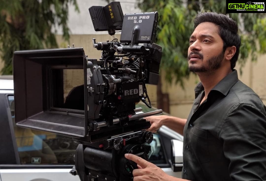 Shreyas Talpade Instagram - You can be doing the best of roles...but the urge to get behind the camera remains equally strong. On the sets of #TeenDoPaanch