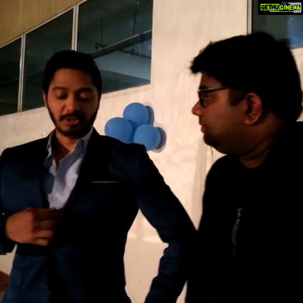 Shreyas Talpade Instagram - Tu bechega Kahani??@shantanuanam @akashisdeep #JaataHaiKayDoonEk #Dhachyang