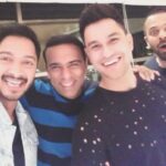 Shreyas Talpade Instagram - Unaware to us...someone was photo bombing. @itsrohitshetty looks dam cute in this one. What say @khemster2 & #farhadbhai? #throwback #GolmaalAgain #Success #celebration
