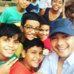 Shreyas Talpade Instagram - When these supercool kids at Thane Shubharambh complex spontaneously decided to celebrate #friendshipday with bands & rings. I remember using those satin bands in college & writing the name of the friend on each one. What fun. #missthosedays. Thank you guys for helping me re-live those days once again.