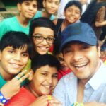 Shreyas Talpade Instagram - When these supercool kids at Thane Shubharambh complex spontaneously decided to celebrate #friendshipday with bands & rings. I remember using those satin bands in college & writing the name of the friend on each one. What fun. #missthosedays. Thank you guys for helping me re-live those days once again.