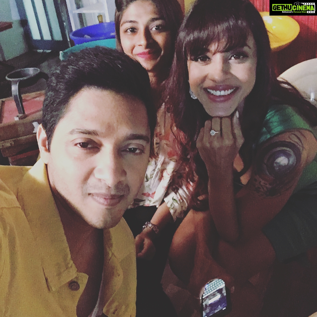 Shreyas Talpade Instagram - The name’s Scott....MAANASI SCOTT....#BabyComeNa @altbalaji @manasiscott #onsets