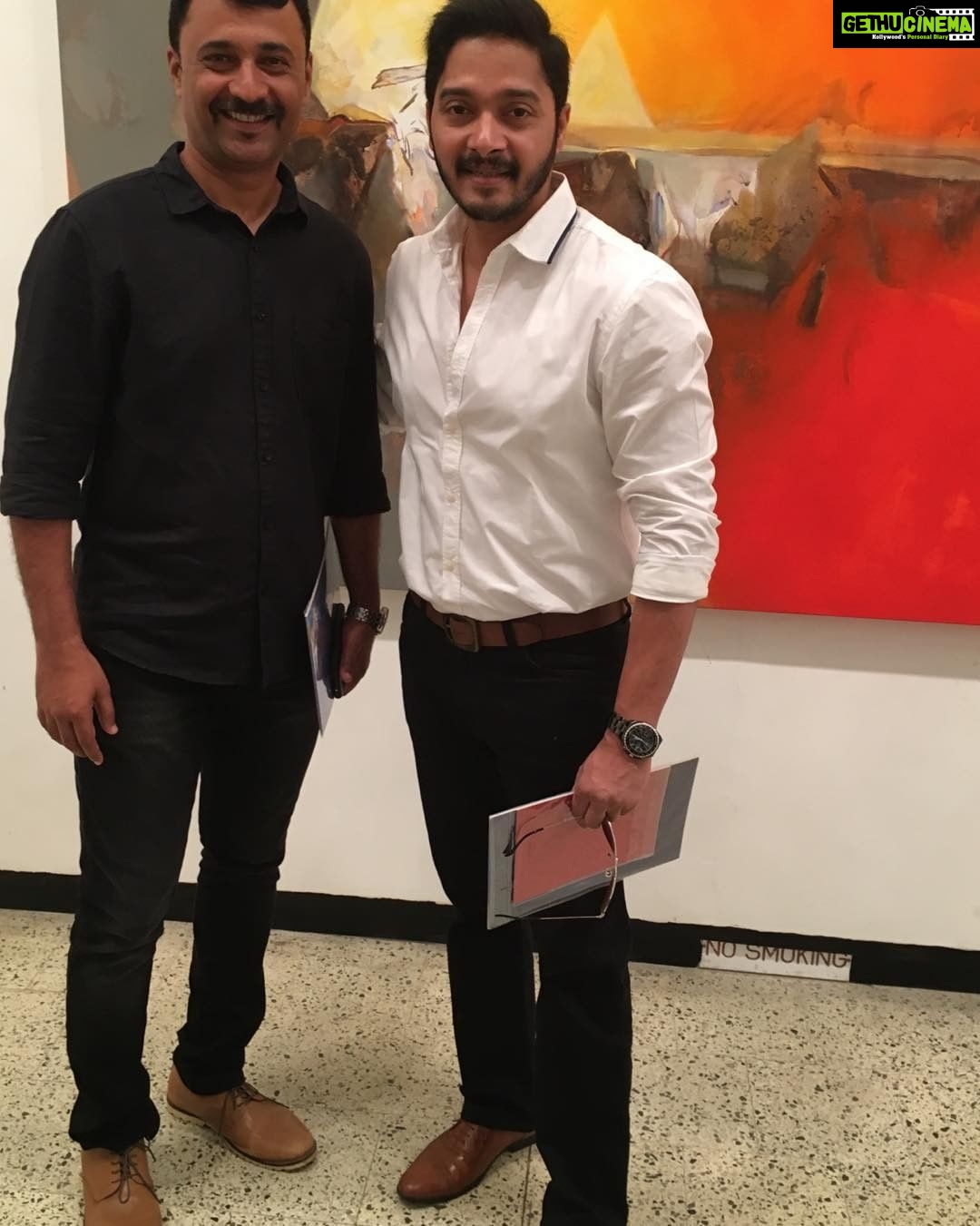 Shreyas Talpade Instagram - Colours express for them what we say in words. With the Artist #Shrikant #JehangirArt.