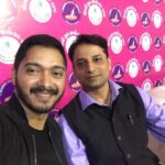 Shreyas Talpade Instagram - With the real life Hero. #HimanshuShuklaji #ATS #SP #Gujrat